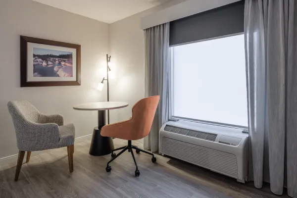 hampton-inn-moncton_Guestroom_King _2
