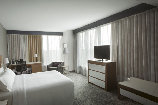 Holiday-Inn-Centre-Ville-Montr├®al-1.jpg
