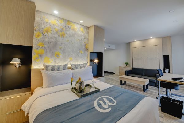 Hotel-Universel-Riviere-du-Loup-Quebec.jpg